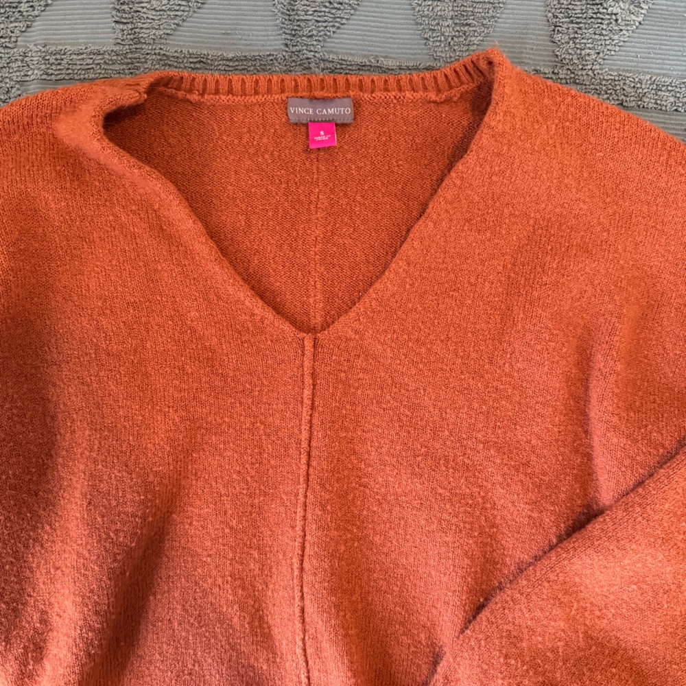 Vince Camuto V-Neck Sweater in burnt Orange